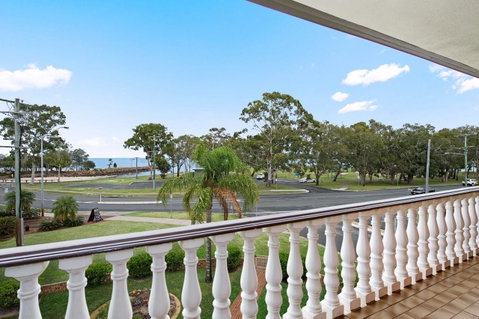 Huge Top Floor Unit Across The Road....Waterfront!! - Tweed Heads Accommodation 14