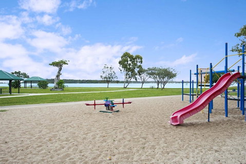 Huge Top Floor Unit Across The Road....Waterfront!! - Tweed Heads Accommodation 8