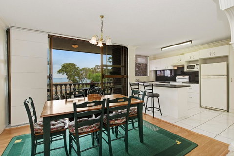 Huge Top Floor Unit Across The Road....Waterfront!! - Tweed Heads Accommodation 4