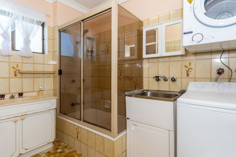 Water Views - Top Floor -Clearview Apartments South Esp, Bongaree - Tweed Heads Accommodation 9