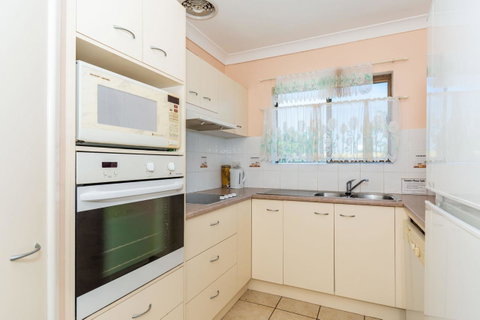 Water Views - Top Floor -Clearview Apartments South Esp, Bongaree - Tweed Heads Accommodation 6