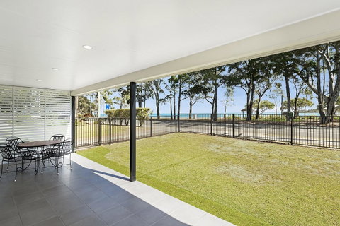 Ground Floor Air Conditioned, Fabulous Waterviews Overlooking Pumicestone Passage - Tweed Heads Accommodation 3