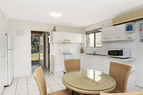 Ground Floor Air Conditioned, Fabulous Waterviews Overlooking Pumicestone Passage - Tweed Heads Accommodation 2
