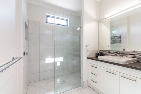 Stunning Canal Home Oh So Close To The Waterfront - Tweed Heads Accommodation 7