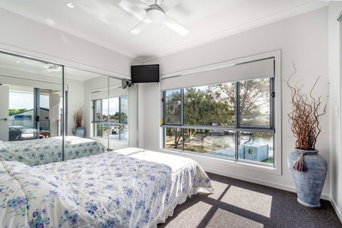 Stunning Canal Home Oh So Close To The Waterfront - Tweed Heads Accommodation 6