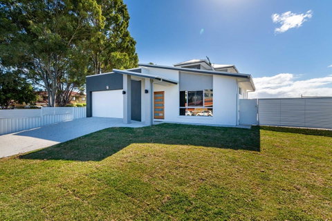 Stunning Canal Home Oh So Close To The Waterfront - Tweed Heads Accommodation 4