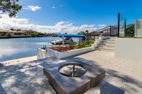 Stunning Canal Home Oh So Close To The Waterfront - Tweed Heads Accommodation 18