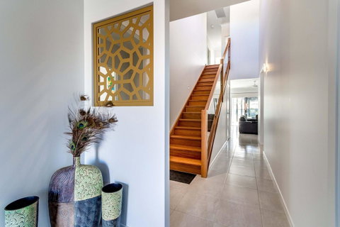Stunning Canal Home Oh So Close To The Waterfront - Tweed Heads Accommodation 11
