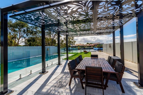Stunning Canal Home Oh So Close To The Waterfront - Tweed Heads Accommodation 9