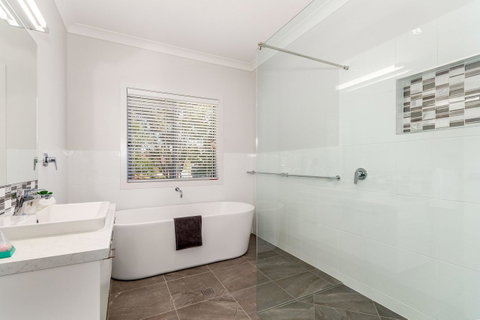 Stunning Canal Home Oh So Close To The Waterfront - Tweed Heads Accommodation 1