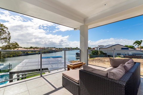 Stunning Canal Home Oh So Close To The Waterfront - Tweed Heads Accommodation 12