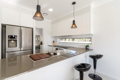 Stunning Canal Home Oh So Close To The Waterfront - Tweed Heads Accommodation 5