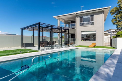 Stunning Canal Home Oh So Close To The Waterfront - Tweed Heads Accommodation 8