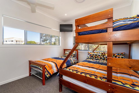 Stunning Canal Home Oh So Close To The Waterfront - Tweed Heads Accommodation 14