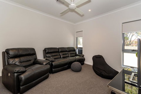 Stunning Canal Home Oh So Close To The Waterfront - Tweed Heads Accommodation 10