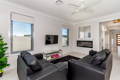 Stunning Canal Home Oh So Close To The Waterfront - Tweed Heads Accommodation 19