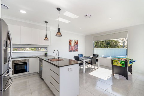 Stunning Canal Home Oh So Close To The Waterfront - Tweed Heads Accommodation 15
