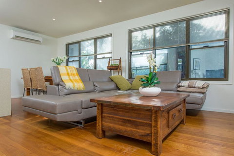 'Rolling Waves 2' On Ocean Drive - Tweed Heads Accommodation 2