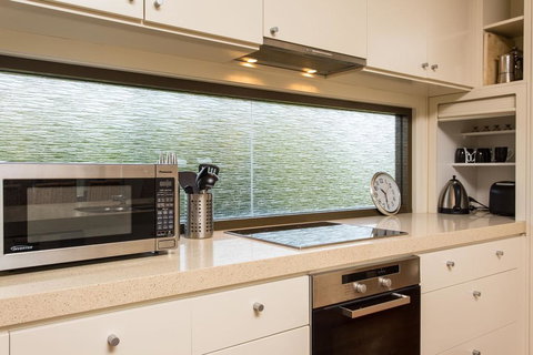 'Rolling Waves 2' On Ocean Drive - Tweed Heads Accommodation 3