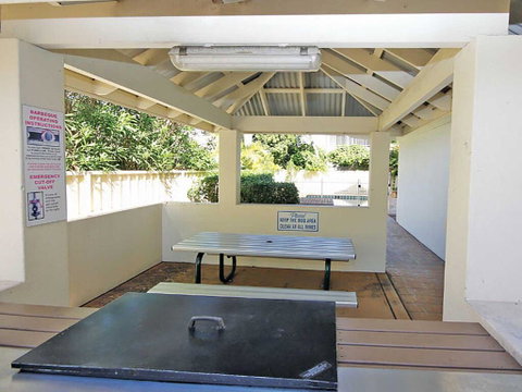 1 'SEASHELLS' 21-23 MAGNUS STREET - WIFI, POOL, LIFT & AIR CONDITIONING - Tweed Heads Accommodation 3