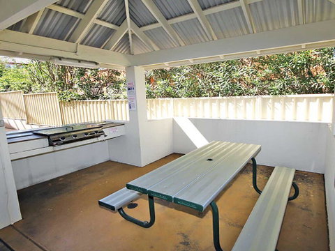 1 'SEASHELLS' 21-23 MAGNUS STREET - WIFI, POOL, LIFT & AIR CONDITIONING - Tweed Heads Accommodation 2