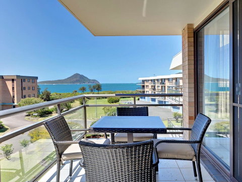 12 'Commodore', 6 Intrepid Close - Beautiful Water Views - Tweed Heads Accommodation 0