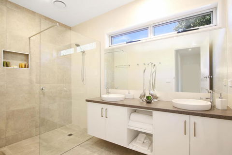 18 On Rayner - Swish Apartment Myrtleford - Tweed Heads Accommodation 0