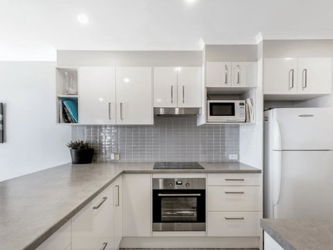 19 'Bay Parklands', 2 Gowrie Avenue - Ground Floor Renovated Unit With Water Views & WIFI - Tweed Heads Accommodation 1