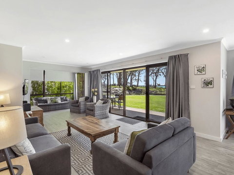 19 'Bay Parklands', 2 Gowrie Avenue - Ground Floor Renovated Unit With Water Views & WIFI - Tweed Heads Accommodation 0