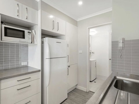 19 'Bay Parklands', 2 Gowrie Avenue - Ground Floor Renovated Unit With Water Views & WIFI - Tweed Heads Accommodation 2
