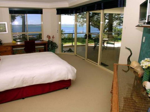 2 'Magnus Pines' 52-56 Magnus Street - Stunning Unit With Aircon, Water Views & Foxtel - Tweed Heads Accommodation 1