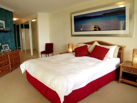 2 'Magnus Pines' 52-56 Magnus Street - Stunning Unit With Aircon, Water Views & Foxtel - Tweed Heads Accommodation 2