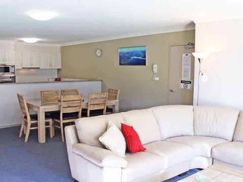 2 'Seashells' 21-23 Magnus Street - Pool , Lift , Aircon - Tweed Heads Accommodation 3