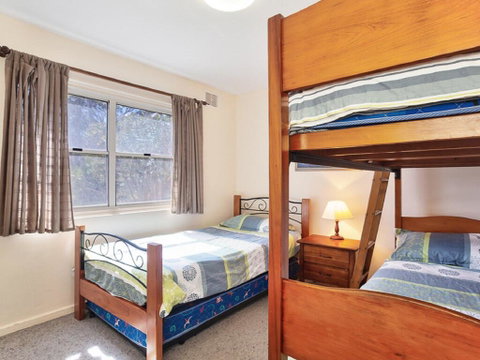 2 'Sunnie Belle' 3 Victoria Parade- Water Views Over Nelson Bay Foreshore - Tweed Heads Accommodation 3