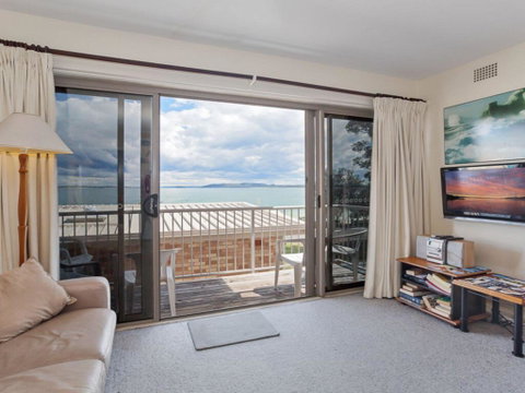 2 'Sunnie Belle' 3 Victoria Parade- Water Views Over Nelson Bay Foreshore - Tweed Heads Accommodation 2