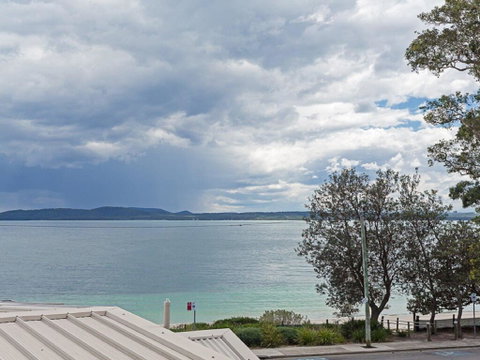 2 'Sunnie Belle' 3 Victoria Parade- Water Views Over Nelson Bay Foreshore - Tweed Heads Accommodation 0
