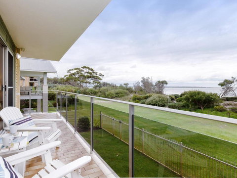 2 'The Helm' 22 Voyager Cl - Stunning Waterfront Unit With Air Conditioning - Tweed Heads Accommodation 0