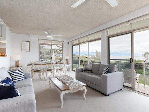 2 'The Helm' 22 Voyager Cl - Stunning Waterfront Unit With Air Conditioning - Tweed Heads Accommodation 2