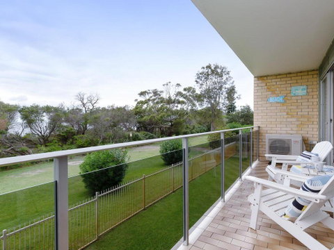 2 'The Helm' 22 Voyager Cl - Stunning Waterfront Unit With Air Conditioning - Tweed Heads Accommodation 1