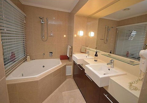 2 BDR/Apt/Foxtel/WiFi/Pool/parking/Spa/Hervey Bay - Tweed Heads Accommodation 2