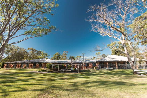 CATALINA Lake-front RETREAT - Tweed Heads Accommodation 1