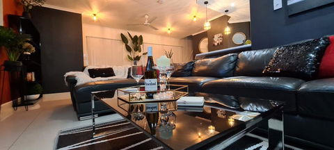 3 BEDROOM CITY ESCAPE - CHAMPAGNE STAYS Darwin - Tweed Heads Accommodation 0