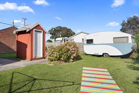 4 MONTROSE AVE - Retro Home In The Heart Of Town - Tweed Heads Accommodation 3