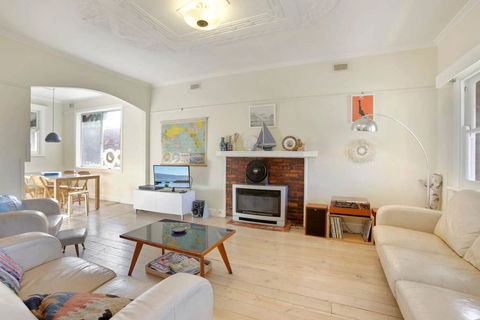 4 MONTROSE AVE - Retro Home In The Heart Of Town - Tweed Heads Accommodation 0