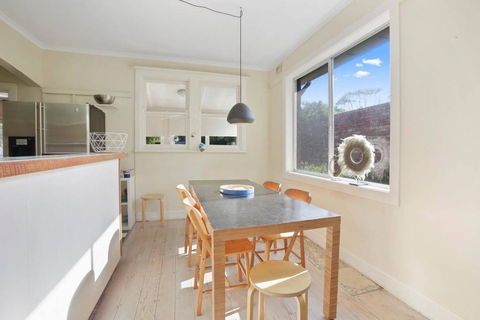 4 MONTROSE AVE - Retro Home In The Heart Of Town - Tweed Heads Accommodation 2