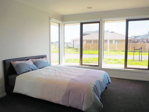 5Bed 2Bath Family House In Werribee - Tweed Heads Accommodation 1