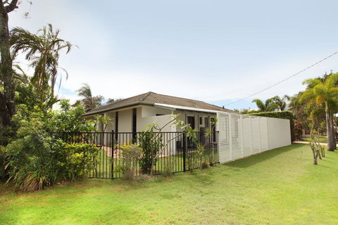 6 Petrie Ave, Marcoola, Pet Friendly, Linen Supplied - Tweed Heads Accommodation 2