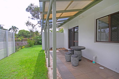 6 Petrie Ave, Marcoola, Pet Friendly, Linen Supplied - Tweed Heads Accommodation 3
