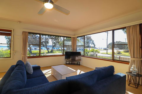 A Reflection On The Lake - Tweed Heads Accommodation 3
