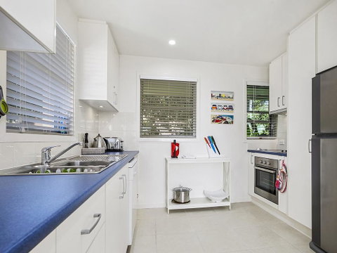 A Stylish Apartment With Noosa Views! - Unit 6 Yaringa 29 Noosa Drive - Tweed Heads Accommodation 3